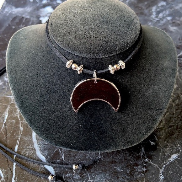 Dark red resin crescent moon leather necklace - Picture 8 of 13